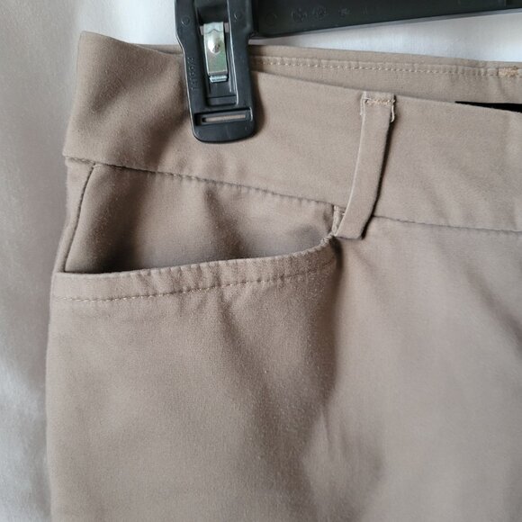 Lee Pants Women's Secretly Shapes Reg Fit Straight Mid Rise sz 8 Short Khaki - Picture 3 of 8